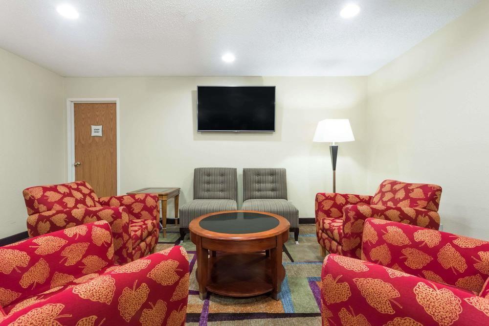 Quality Inn & Suites Bloomington I-55 And I-74 מראה חיצוני תמונה
