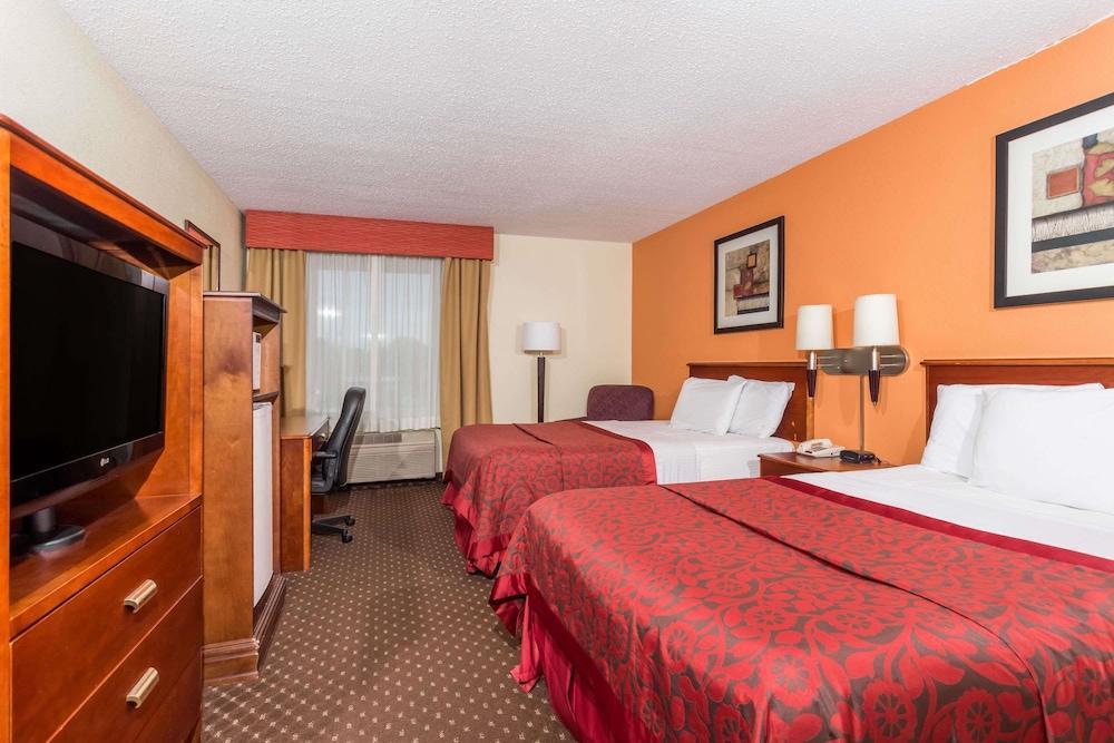 Quality Inn & Suites Bloomington I-55 And I-74 מראה חיצוני תמונה