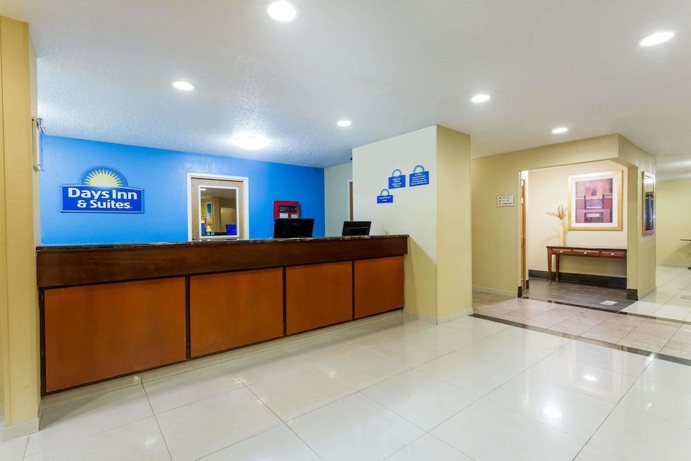Quality Inn & Suites Bloomington I-55 And I-74 מראה חיצוני תמונה