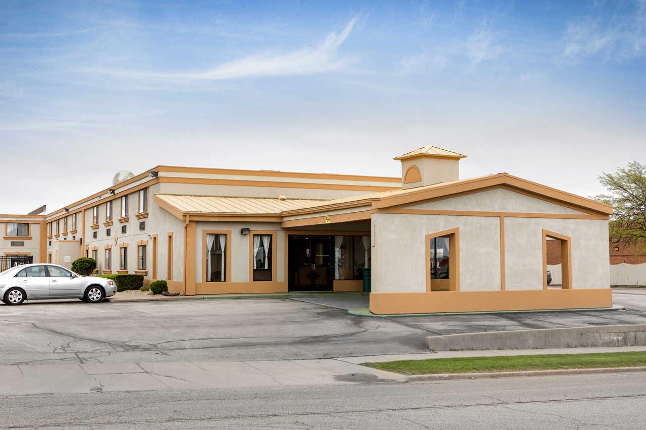 Quality Inn & Suites Bloomington I-55 And I-74 מראה חיצוני תמונה