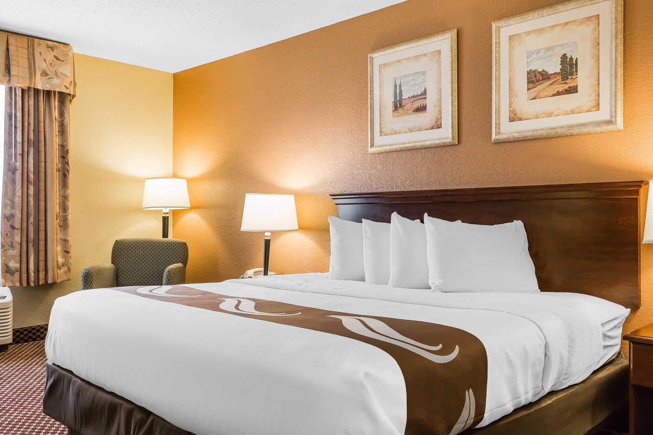 Quality Inn & Suites Bloomington I-55 And I-74 מראה חיצוני תמונה
