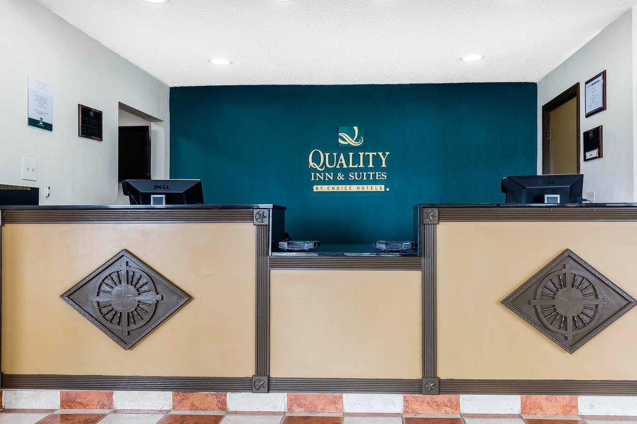 Quality Inn & Suites Bloomington I-55 And I-74 מראה חיצוני תמונה