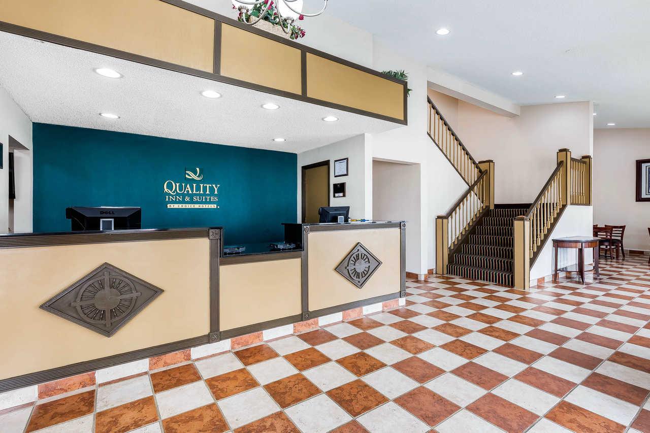 Quality Inn & Suites Bloomington I-55 And I-74 מראה חיצוני תמונה
