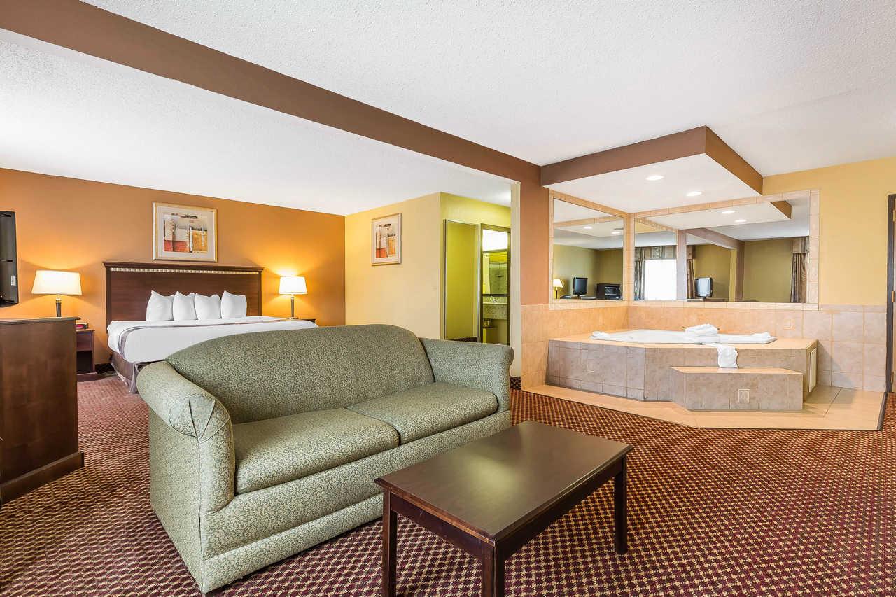 Quality Inn & Suites Bloomington I-55 And I-74 מראה חיצוני תמונה