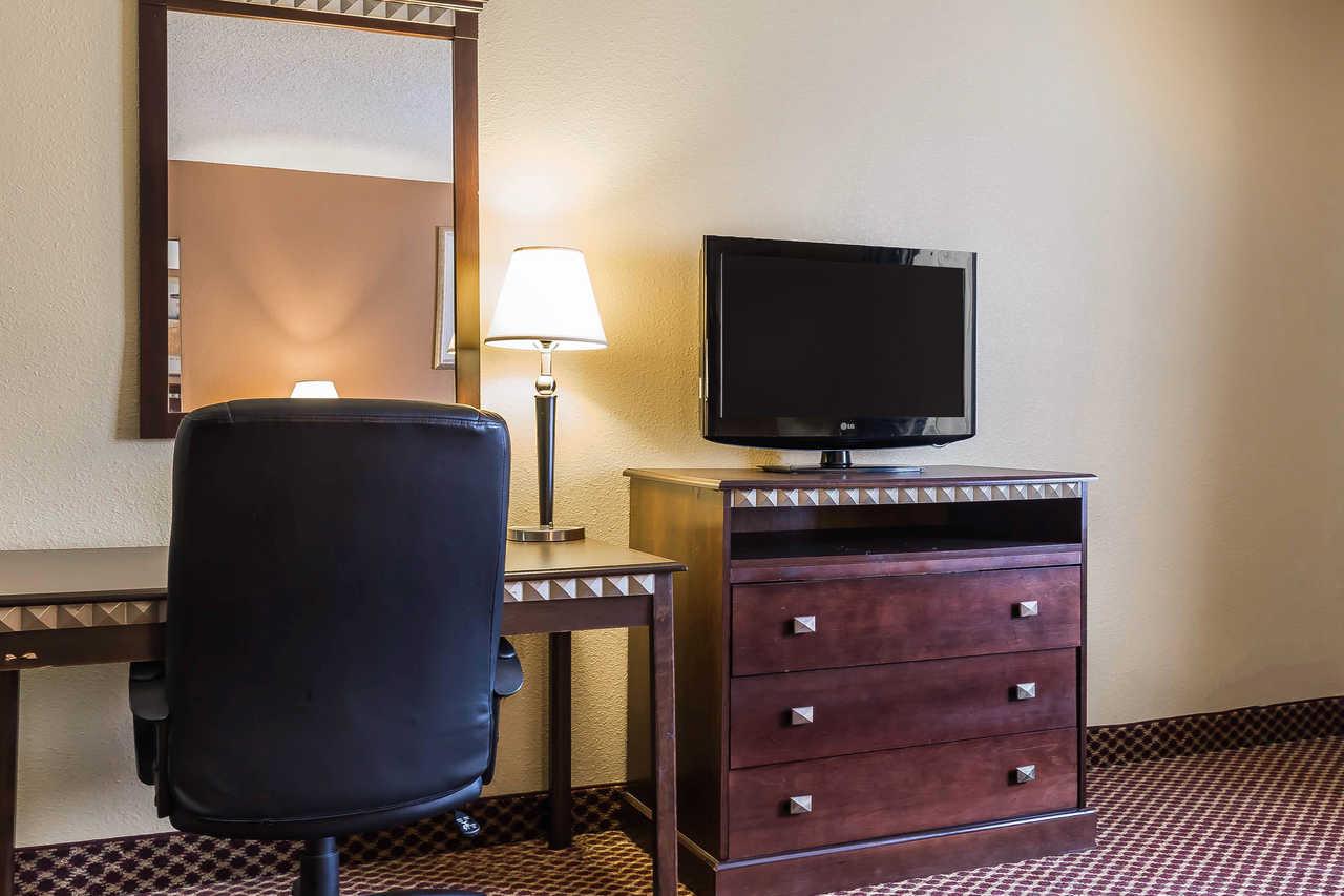 Quality Inn & Suites Bloomington I-55 And I-74 מראה חיצוני תמונה