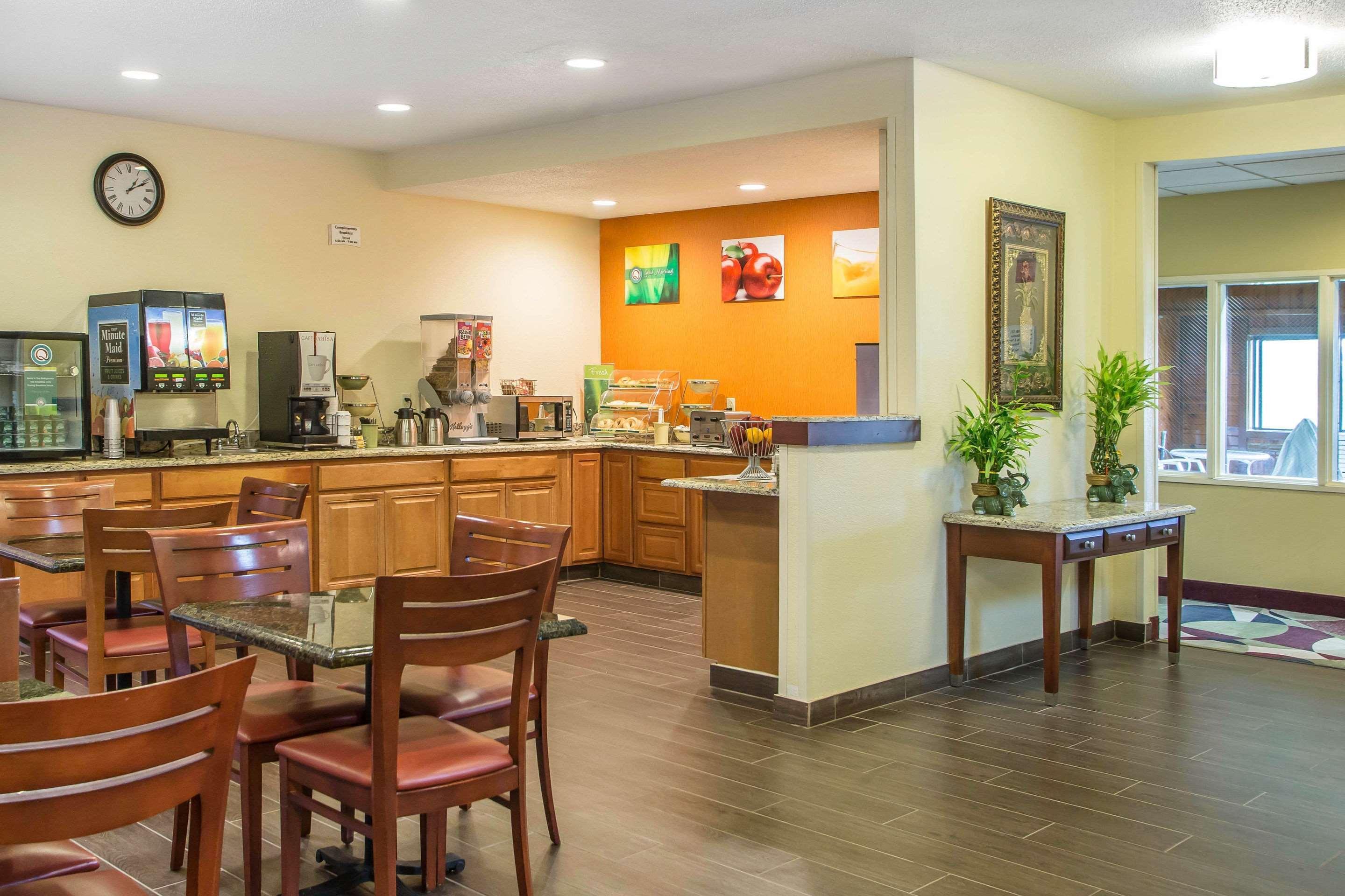 Quality Inn & Suites Bloomington I-55 And I-74 מראה חיצוני תמונה