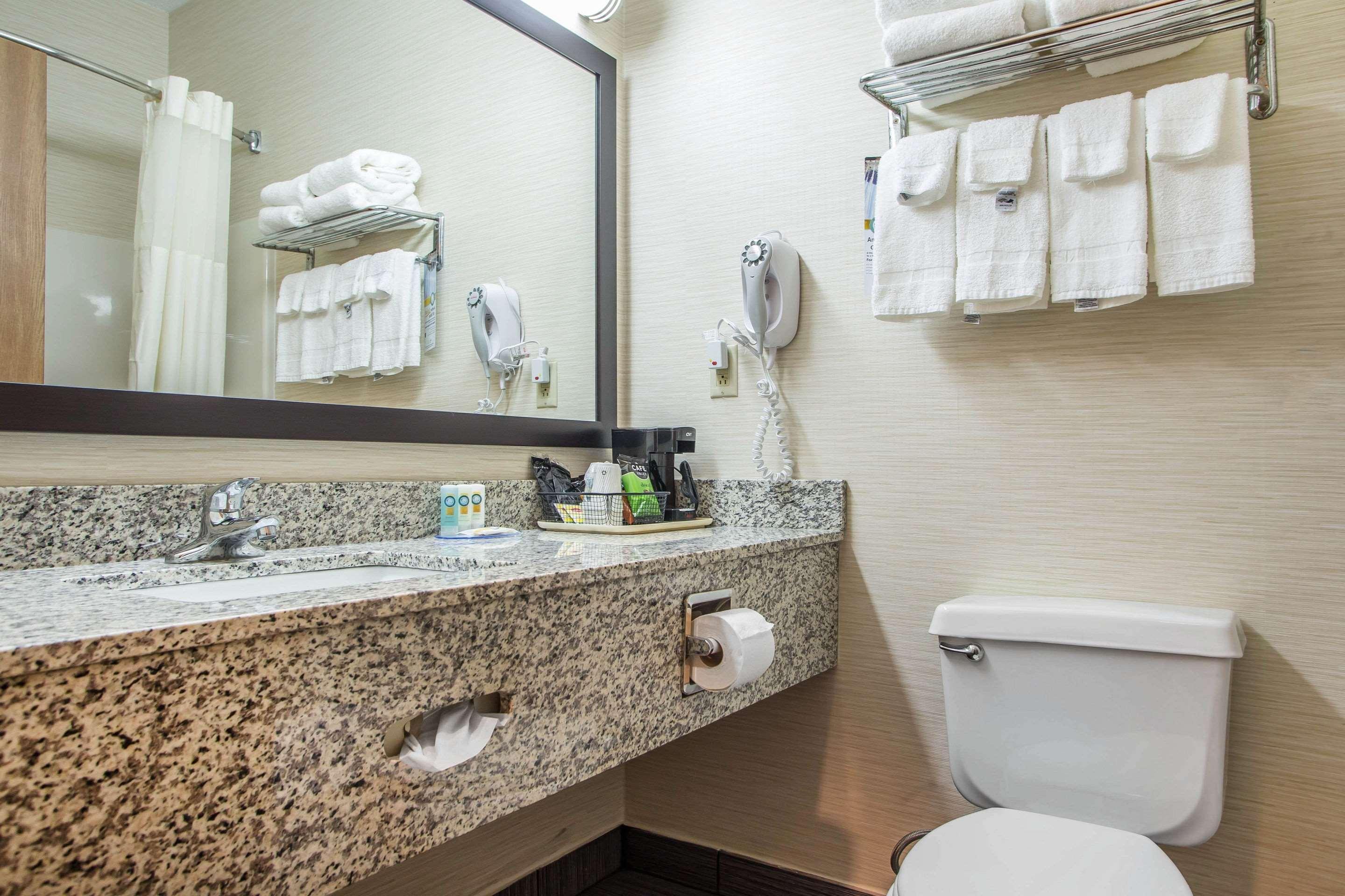 Quality Inn & Suites Bloomington I-55 And I-74 מראה חיצוני תמונה