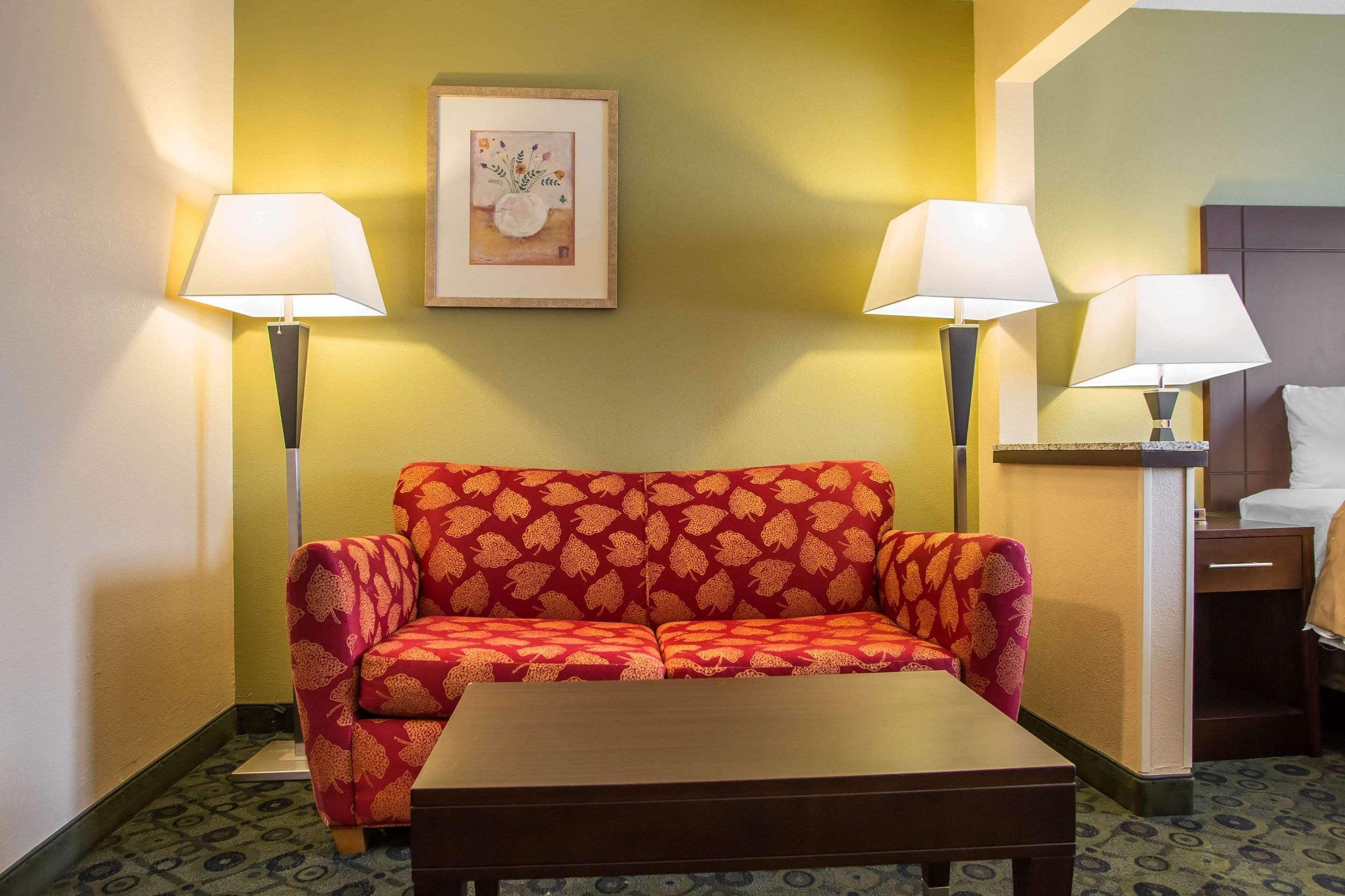 Quality Inn & Suites Bloomington I-55 And I-74 מראה חיצוני תמונה