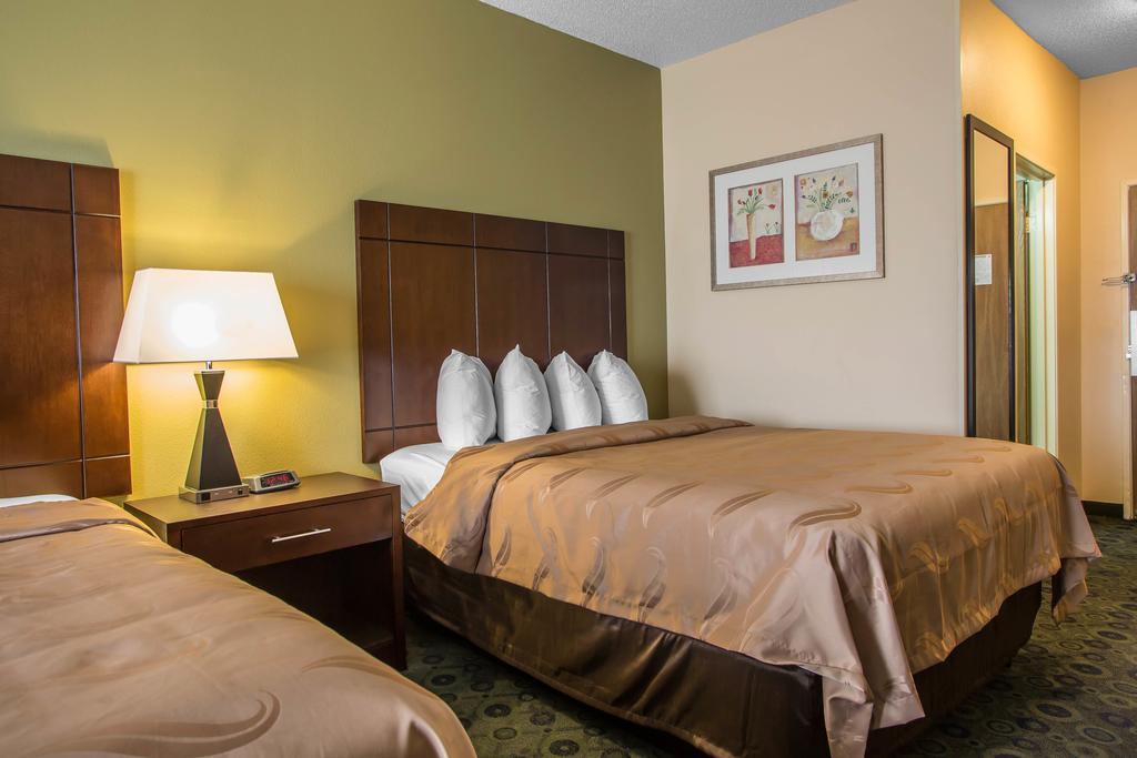 Quality Inn & Suites Bloomington I-55 And I-74 מראה חיצוני תמונה