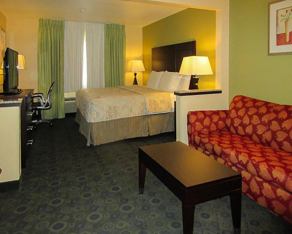Quality Inn & Suites Bloomington I-55 And I-74 מראה חיצוני תמונה