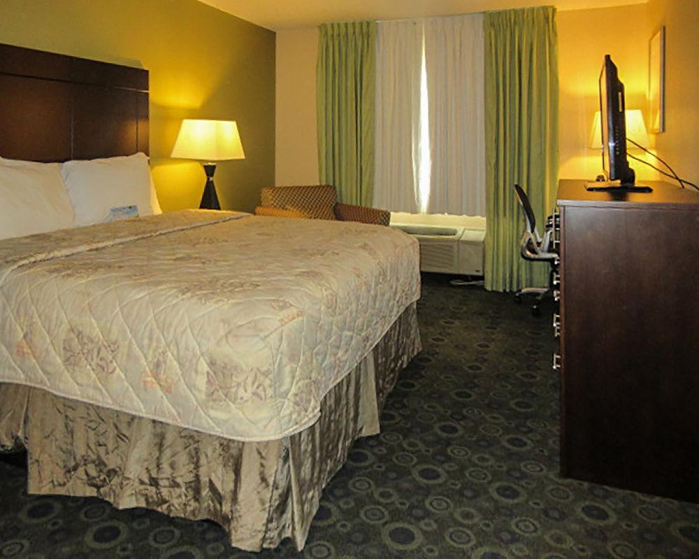 Quality Inn & Suites Bloomington I-55 And I-74 מראה חיצוני תמונה
