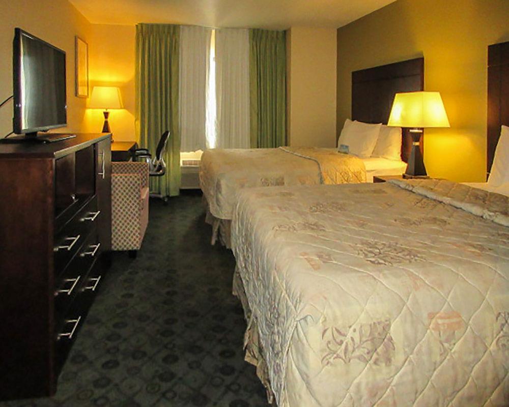 Quality Inn & Suites Bloomington I-55 And I-74 מראה חיצוני תמונה