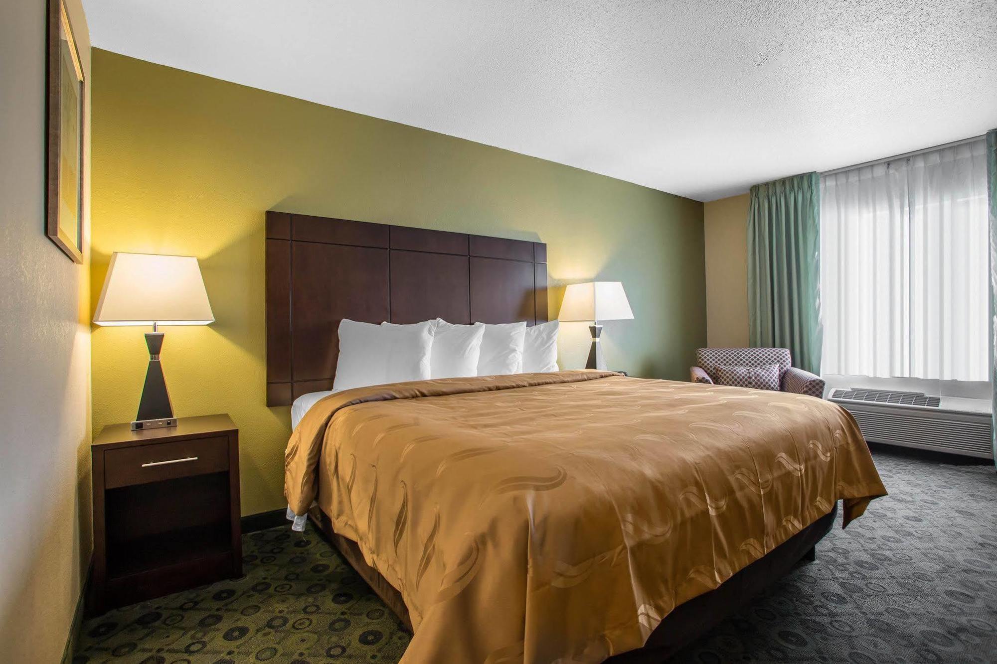 Quality Inn & Suites Bloomington I-55 And I-74 מראה חיצוני תמונה